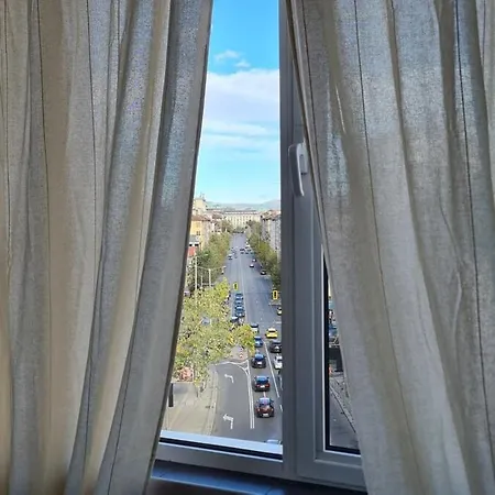 Апартаменты Cozy 2-bedroom In The Center *