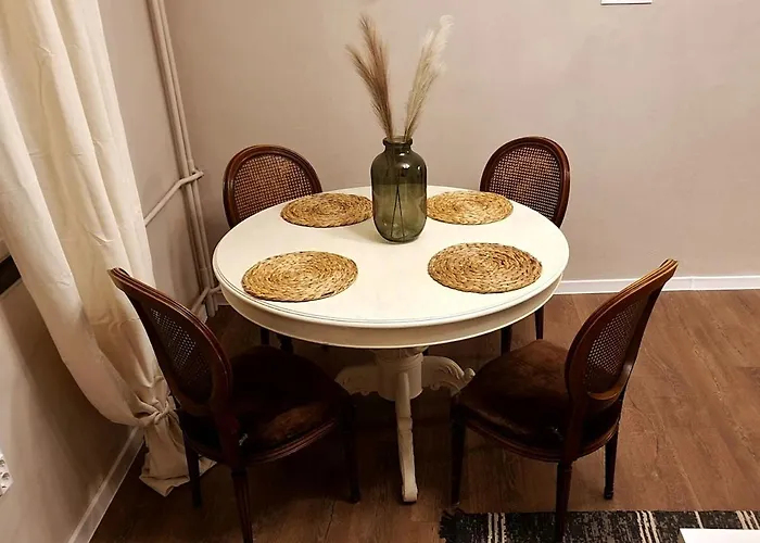 Bright 2-bdrm - Stunning Views - Center Apartment