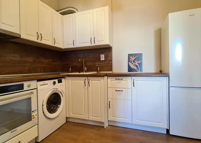 Bright 2-bdrm - Stunning Views - Center Apartment