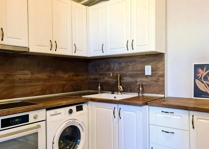 Bright 2-bdrm - Stunning Views - Center Apartment