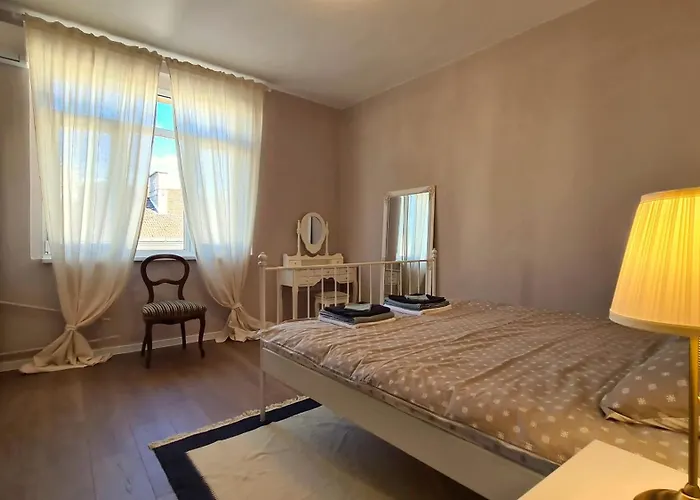 Bright 2-bdrm - Stunning Views - Center アパート