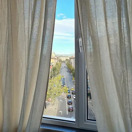 Bright 2-bdrm - Stunning Views - Center *