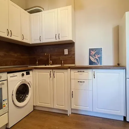 Bright 2-bdrm - Stunning Views - Center Apartment